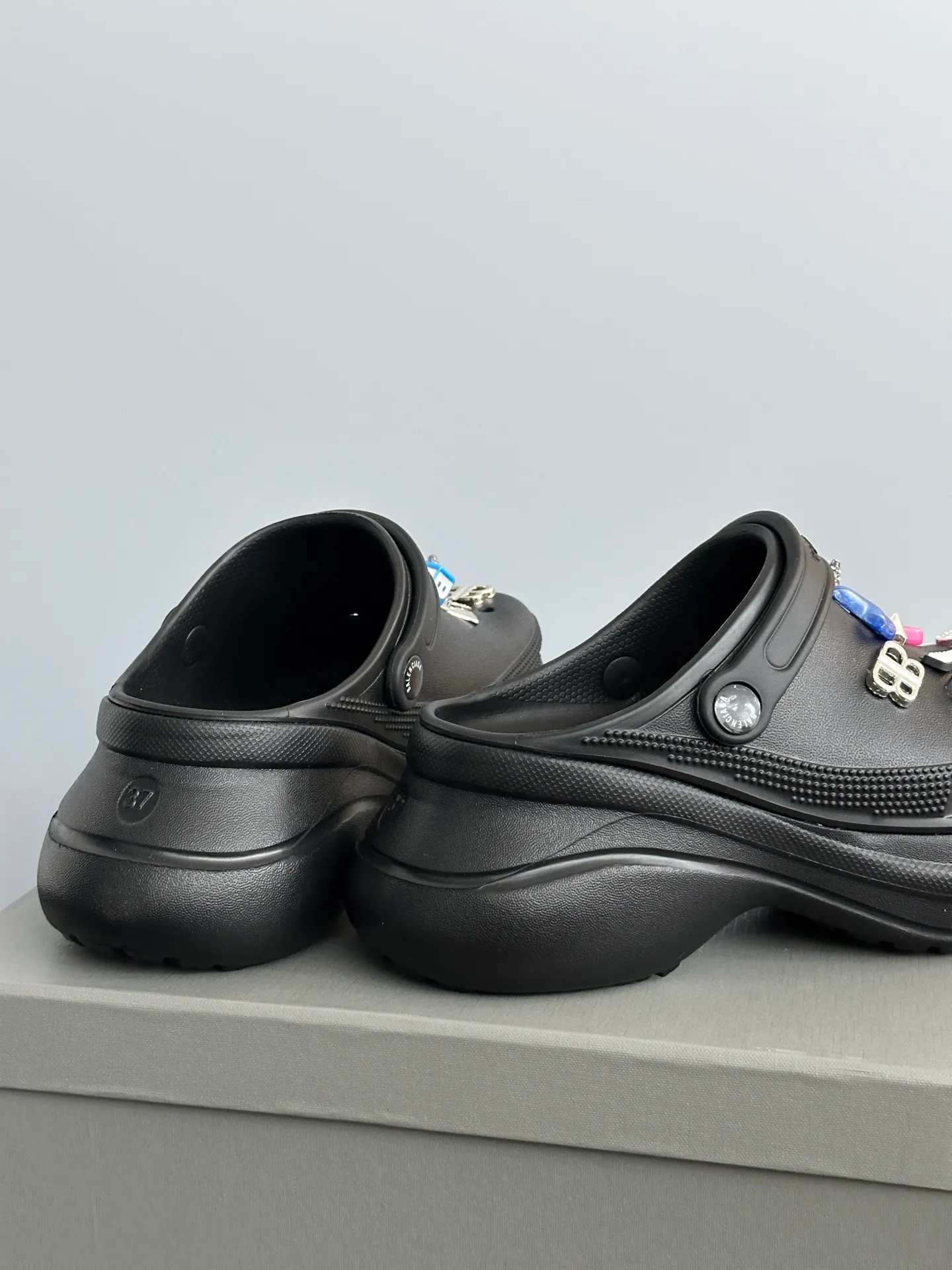 👟👟Ex-factory price 520👟👟 𝗕𝗮𝗹𝗲𝗻𝗰𝗶𝗮𝗴𝗮Heightening Crocs for Couples Original model opening. Original factory data. Men’s and women’s models with different graphics and pattern designs. DIY accessories with matching versions. 6cm heightening modo integrated shoe body structure. Lightweight material with high degree of detail restoration. Code number: 35-41 (40.41 non-refundable) Original packaging